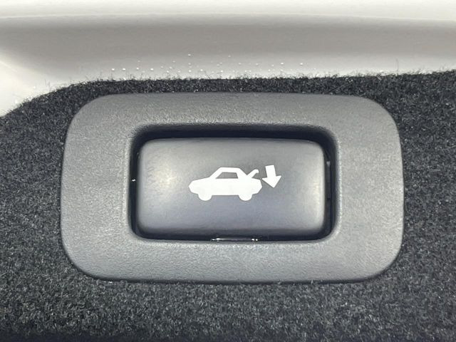 【パワーバックドア】スマートキーや運転席のボタンを押すだけでリアゲートが自動で開閉します!荷物を持っている時や、高い位置にあるバックドアを閉める際に便利な機能です♪