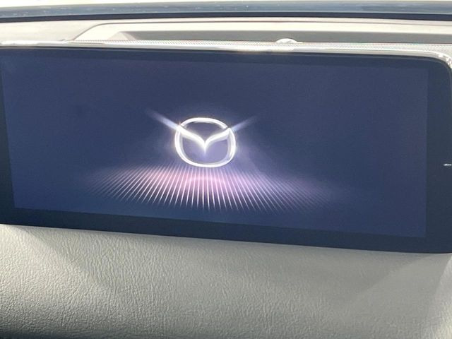 【10.25インチマツダコネクト】車内の雰囲気にマッチした大型ディスプレイ。スマホ接続でのナビ使用やBluetooth再生等、様々な機能が楽しめます。直感的なダイヤル操作が可能で、使い勝手も良好です。