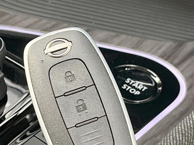 【インテリジェントキー】カバンやポケットに入れたままでもドアの施錠・解錠が可能なスマートキーを装備。エンジンのオン・オフ時もカギを取り出す必要が無いからとっても便利です♪
