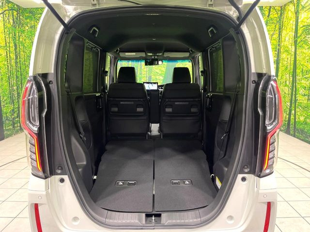 普段のお買い物や通勤、送迎等に十分な荷室スペースを確保しております。セカンドシートを倒すと、大きな荷物の積載も可能です♪