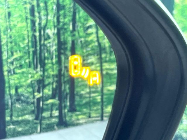 【ブラインドスポットモニター】走行中、ドアミラーの死角になりやすい箇所に後続車が接近するとサイドミラーのレンズに警告を表示!ドライバーに注意喚起をしてくれます。