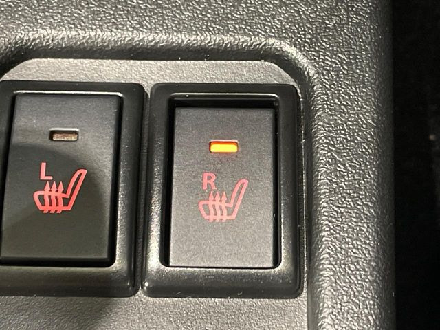 【シートヒーター】寒い日に重宝するシートヒーター!エアコンより早く温まってくれるので寒がりの人も安心ですね♪エアコンの温風は乾燥するから苦手、という方にもをおすすめです。