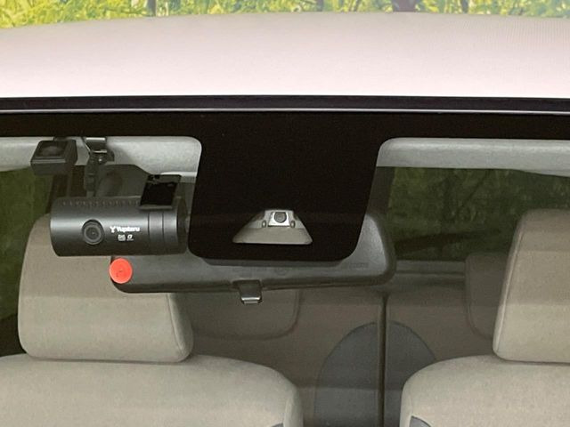 【スマートアシスト】走行中に前方の車両等を認識し、衝突しそうな時は警報とブレーキで衝突回避と被害軽減をアシスト。より安全にドライブをお楽しみいただけます。