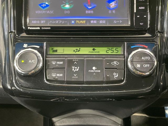 【オートエアコン】一度お好みの温度に設定すれば、車内の温度を検知し風量や温度を自動で調整。暑い&hellip;寒い&hellip;と何度もスイッチ操作をする必要はありません。快適な車内空間には必須の機能ですね♪