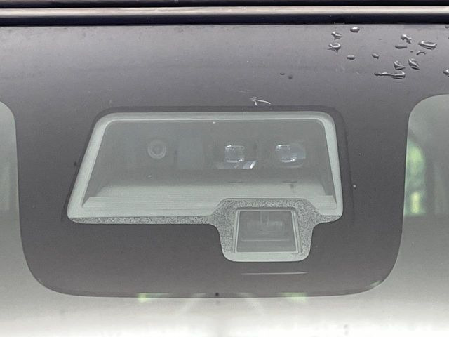 【スズキ セーフティサポート】走行中に前方の車両等を認識し、衝突しそうな時は警報とブレーキで衝突回避と被害軽減をアシスト。より安全にドライブをお楽しみいただけます。