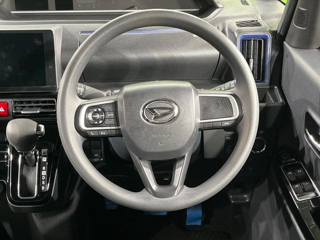 インテリアに合わせたデザインのステアリングは、運転される方のことも考え、運転しやすい形状、大きさです。是非一度、実際に触ってお確かめください。