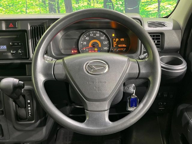 インテリアに合わせたデザインのステアリングは、運転される方のことも考え、運転しやすい形状、大きさです。是非一度、実際に触ってお確かめください。