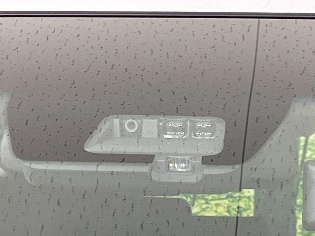 【三菱e-Assist】走行中に前方の車両等を認識し、衝突しそうな時は警報とブレーキで衝突回避と被害軽減をアシスト。より安全にドライブをお楽しみいただけます。