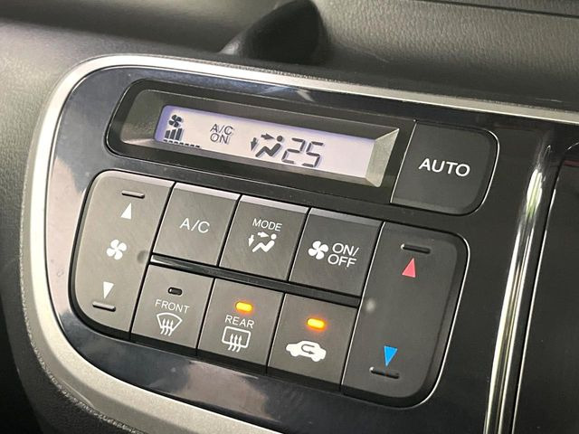 【オートエアコン】一度お好みの温度に設定すれば、車内の温度を検知し風量や温度を自動で調整。暑い&hellip;寒い&hellip;と何度もスイッチ操作をする必要はありません。快適な車内空間には必須の機能ですね♪