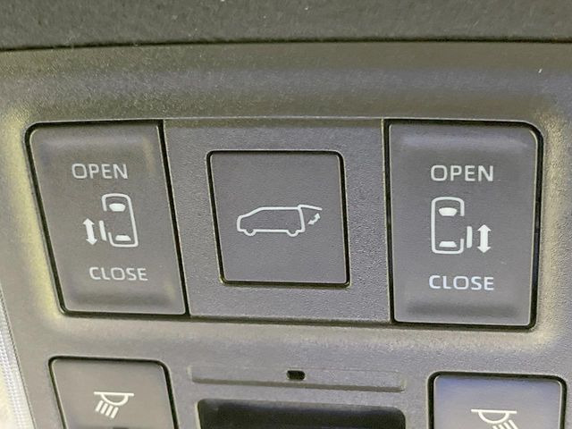 【両側パワースライドドア】スマートキーや運転席のスイッチで後席両側スライドドアの開閉が可能♪電動だから力を入れてドアを開ける必要が無く、小さなお子様でも簡単に開け閉めでき快適です♪