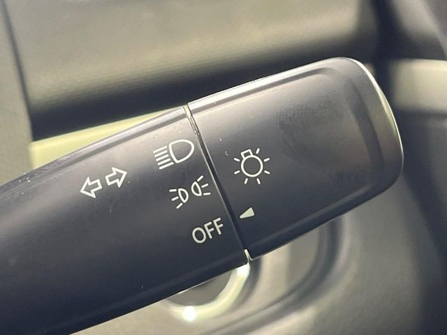 【オートライト】周りの明るさに応じて自動でヘッドライトの点灯・消灯ができる機能です!ライトの付け忘れ・消し忘れなどが無くなり、雨の日や夕方の走行も安心!トンネル通過時も便利ですね♪