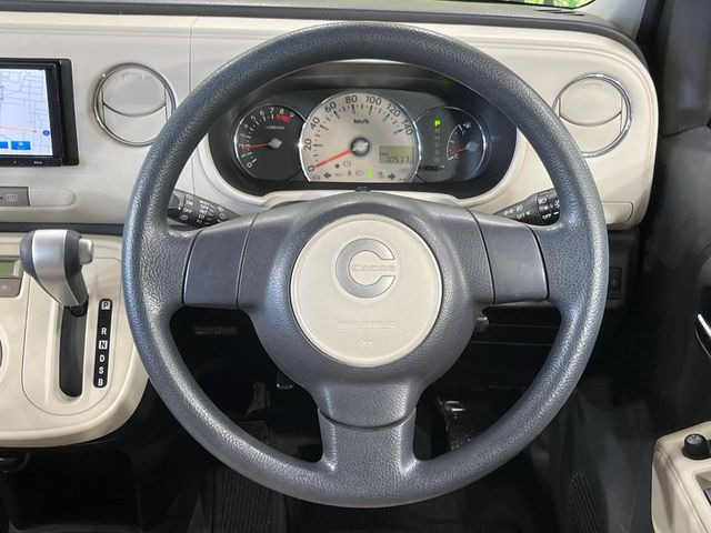 インテリアに合わせたデザインのステアリングは、運転される方のことも考え、運転しやすい形状、大きさです。是非一度、実際に触ってお確かめください。