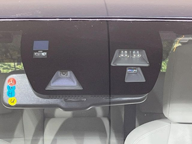 【i-ACTIVESENSE】走行中に前方の車両等を認識し、衝突しそうな時は警報とブレーキで衝突回避と被害軽減をアシスト。より安全にドライブをお楽しみいただけます。
