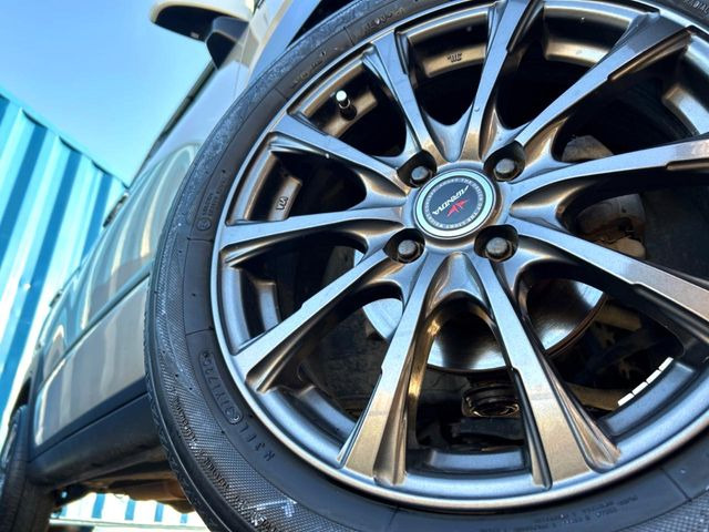�y16�C���`�A���~�z�C�[���z�O�ςɃ}�b�`�����A���~�z�C�[���𑕒����Ă���܂��B�e��A���~�z�C�[����A�X�^�b�h���X�^�C�����戵�����Ă���܂��B���񂲑��k����������