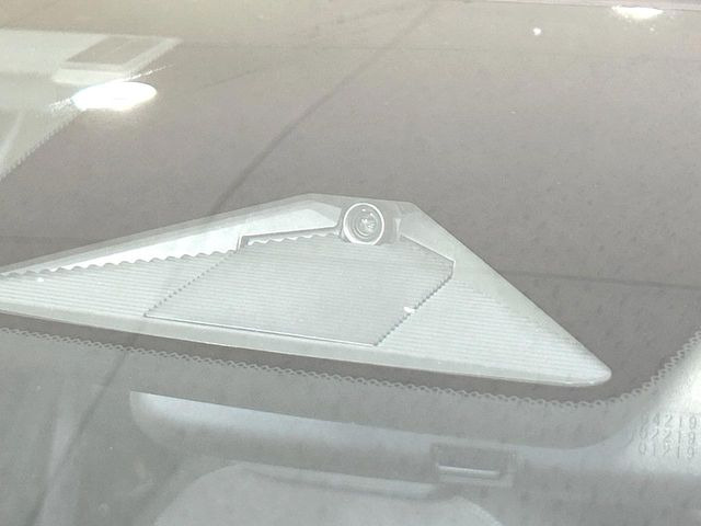 【ホンダセンシング】走行中に前方の車両等を認識し、衝突しそうな時は警報とブレーキで衝突回避と被害軽減をアシスト。より安全にドライブをお楽しみいただけます。
