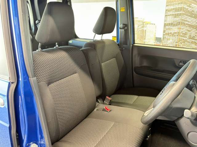 運転席も広々としており運転しやすい環境を実現しています☆室内クリーニングも実施済みです。