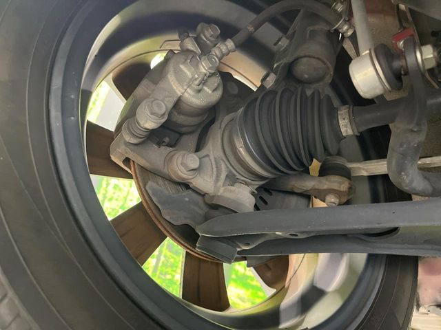 お車を安心してお乗りいただく為には、足回りの定期点検が欠かせません。サービスサポート(有償保証)では無料点検もご提供しており、安心のカーライフをお過ごしいただけるサポート体制が整っています。