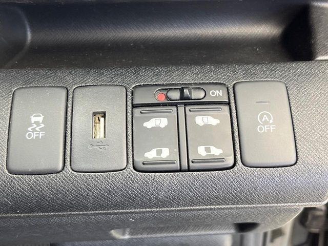 【両側パワースライドドア】スマートキーや運転席のスイッチで後席両側スライドドアの開閉が可能♪電動だから力を入れてドアを開ける必要が無く、小さなお子様でも簡単に開け閉めでき快適です♪