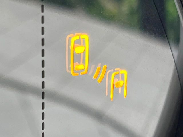 【ブラインドスポットモニター】走行中、ドアミラーの死角になりやすい箇所に後続車が接近するとサイドミラーのレンズに警告を表示!ドライバーに注意喚起をしてくれます。