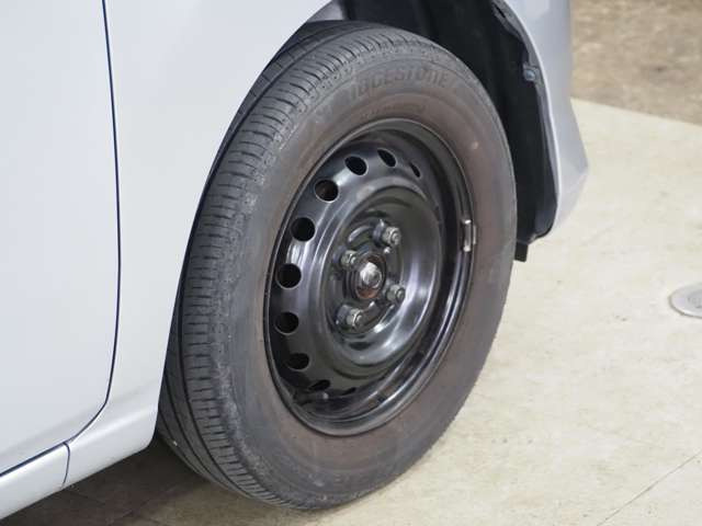 タイヤのホイールの細かいところまでキレイいにしてからお渡しします!