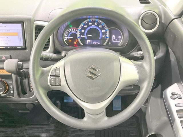 �C���e���A�ɍ��킹���f�U�C���̃X�e�A�����O�́A�^�]�������̂��Ƃ��l���A�^�]���₷���`��A�傫���ł��B�����x�A���ۂɐG���Ă��m���߂��������B