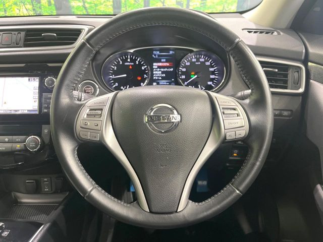 インテリアに合わせたデザインのステアリングは、運転される方のことも考え、運転しやすい形状、大きさです。是非一度、実際に触ってお確かめください。