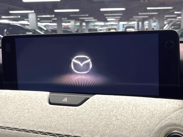 【12.3インチマツダコネクト】車内の雰囲気にマッチした大型ディスプレイ。スマホ接続でのナビ使用やBluetooth再生等、様々な機能が楽しめます。直感的なダイヤル操作が可能で、使い勝手も良好です。