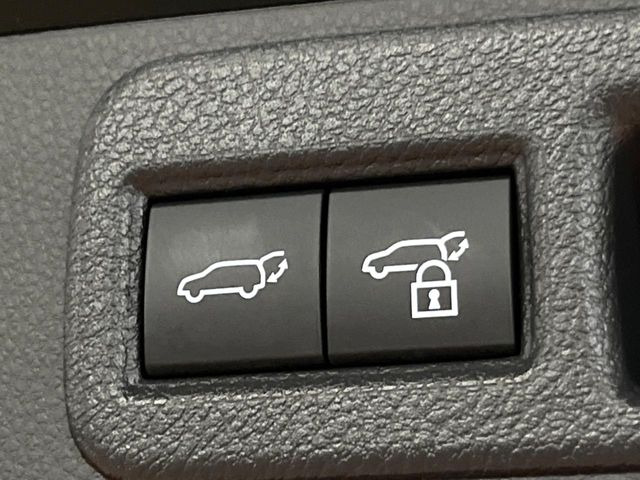 【パワーバックドア】スマートキーや運転席のボタンを押すだけでリアゲートが自動で開閉します!荷物を持っている時や、高い位置にあるバックドアを閉める際に便利な機能です♪
