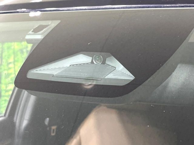 【ホンダセンシング】走行中に前方の車両等を認識し、衝突しそうな時は警報とブレーキで衝突回避と被害軽減をアシスト。より安全にドライブをお楽しみいただけます。