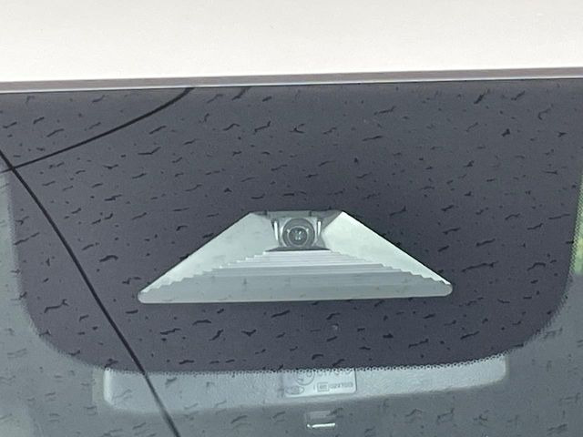 【ホンダセンシング】走行中に前方の車両等を認識し、衝突しそうな時は警報とブレーキで衝突回避と被害軽減をアシスト。より安全にドライブをお楽しみいただけます。