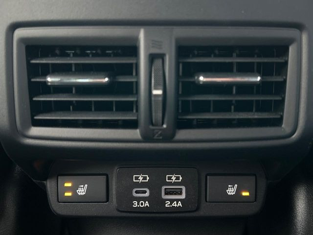 【前席+後席シートヒーター】寒い日に重宝するシートヒーターを後席にも装備!エアコンより早く温まってくれるので寒がりの人も安心ですね♪エアコンの温風は乾燥するから苦手、という方にもをおすすめです。