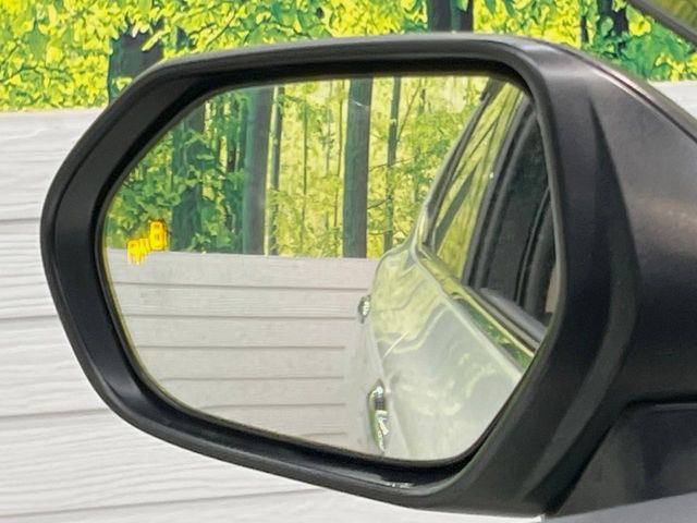 【ブラインドスポットモニター】走行中、ドアミラーの死角になりやすい箇所に後続車が接近するとサイドミラーのレンズに警告を表示!ドライバーに注意喚起をしてくれます。