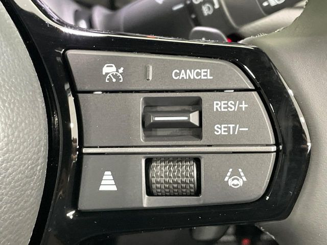 【アダプティブクルーズコントロール】高速道路での長距離走行が楽に!!自動で速度を保つクルーズコントロールが、衝突軽減システムと連携し、前方の車両を感知して車間を保つように速度調節してくれます!!