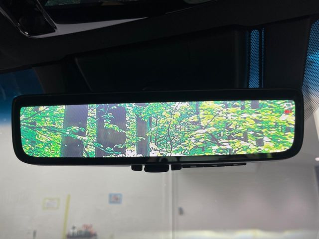 【デジタルインナーミラー】後席の大きな荷物や同乗者で後方が確認しづらい時でも安心!カメラが撮影した車両後方の映像をルームミラー内に表示。クリアな視界で状況の確認が可能です!