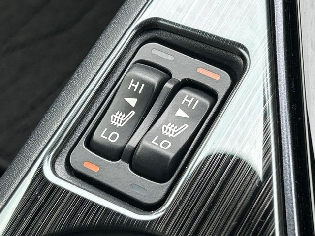 【シートヒーター】寒い日に重宝するシートヒーター!エアコンより早く温まってくれるので寒がりの人も安心ですね♪エアコンの温風は乾燥するから苦手、という方にもをおすすめです。