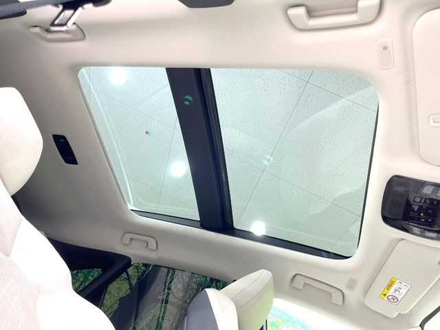 【大型サンルーフ】車内の解放感が一気に上がる大型のパノラマルーフ!季節を問わず開放的で快適なドライブをお楽しみいただけます。流通量も少なく希少価値の高い人気の装備です♪