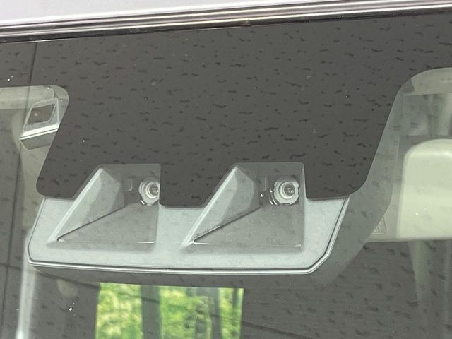 【スマートアシスト】走行中に前方の車両等を認識し、衝突しそうな時は警報とブレーキで衝突回避と被害軽減をアシスト。より安全にドライブをお楽しみいただけます。