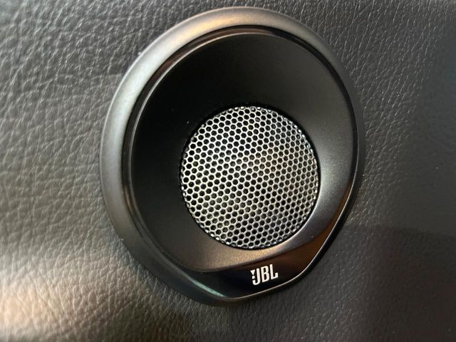 【JBLサウンドシステム】メーカーオプションの高品位サウンドシステムを搭載。専用のチューニングが施された大小様々なスピーカーから良質なサウンドが奏でられ、臨場感あふれる音響空間を演出します。