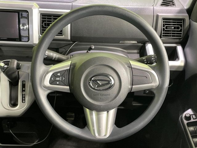 インテリアに合わせたデザインのステアリングは、運転される方のことも考え、運転しやすい形状、大きさです。是非一度、実際に触ってお確かめください。