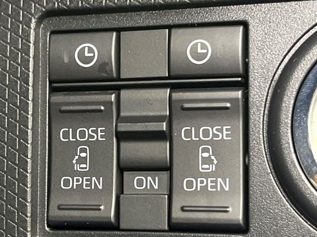 【両側パワースライドドア】スマートキーや運転席のスイッチで後席両側スライドドアの開閉が可能♪電動だから力を入れてドアを開ける必要が無く、小さなお子様でも簡単に開け閉めでき快適です♪