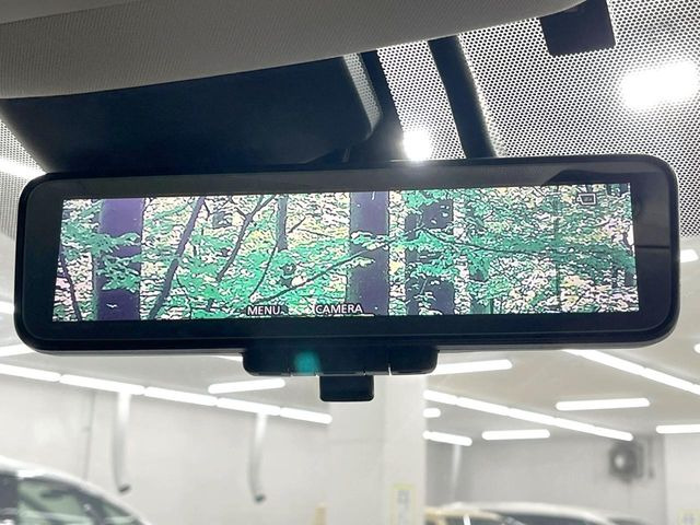【インテリジェントルームミラー】後席の大きな荷物や同乗者で後方が確認しづらい時でも安心!カメラが撮影した車両後方の映像をルームミラー内に表示。クリアな視界で状況の確認が可能です!