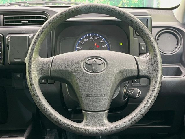 インテリアに合わせたデザインのステアリングは、運転される方のことも考え、運転しやすい形状、大きさです。是非一度、実際に触ってお確かめください。