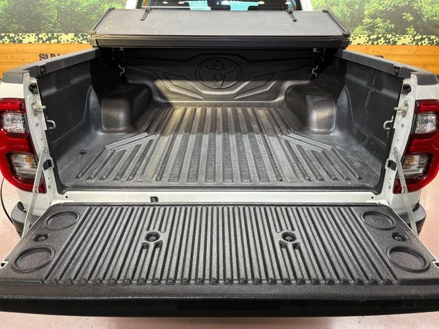 積み下ろしのしやすいデッキにはたっぷりと荷物を積み込んでいただけます。遊びから仕事まで、様々なシーンで頼れます♪