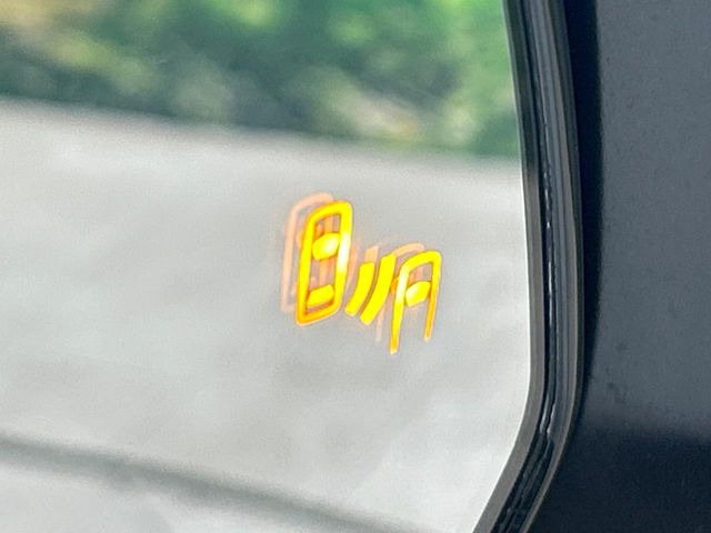 【ブラインドスポットモニター】走行中、ドアミラーの死角になりやすい箇所に後続車が接近するとサイドミラーのレンズに警告を表示!ドライバーに注意喚起をしてくれます。