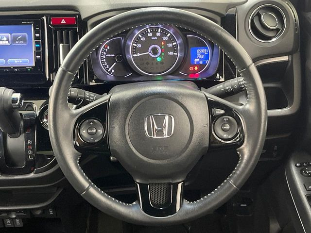 【ステアリングスイッチ】運転中、前方から目線をそらすことなく、オーディオ等の操作が可能な便利機能!安心&快適なドライブを演出してくれます♪