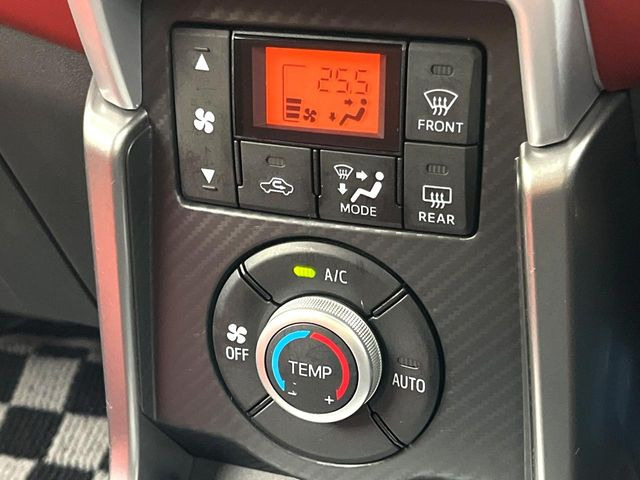 【オートエアコン】一度お好みの温度に設定すれば、車内の温度を検知し風量や温度を自動で調整。暑い&hellip;寒い&hellip;と何度もスイッチ操作をする必要はありません。快適な車内空間には必須の機能ですね♪