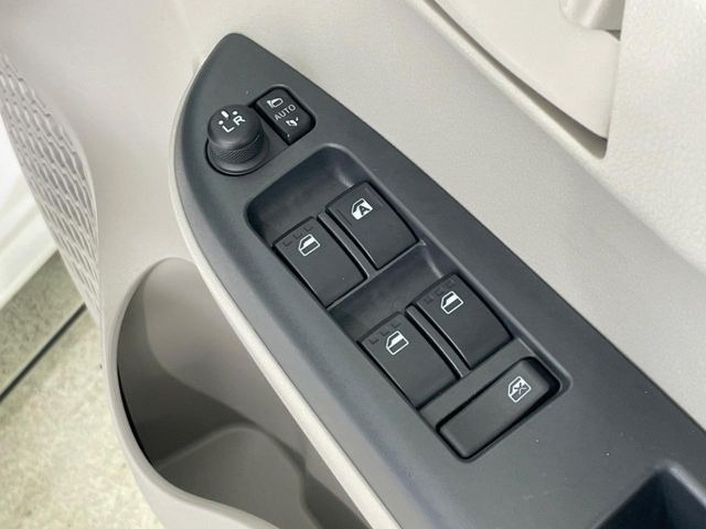 【電動格納ミラー】サイドミラーは電動格納式となっており、狭い駐車場でもキズがつくリスクを抑えられます。