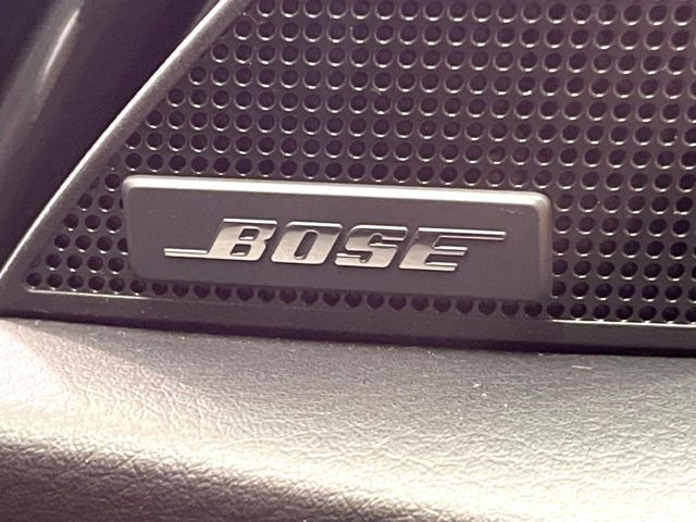 【BOSEサウンドシステム】メーカーオプションの高品位サウンドシステムを搭載。専用のチューニングが施された大小様々なスピーカーから良質なサウンドが奏でられ、臨場感あふれる音響空間を演出します。