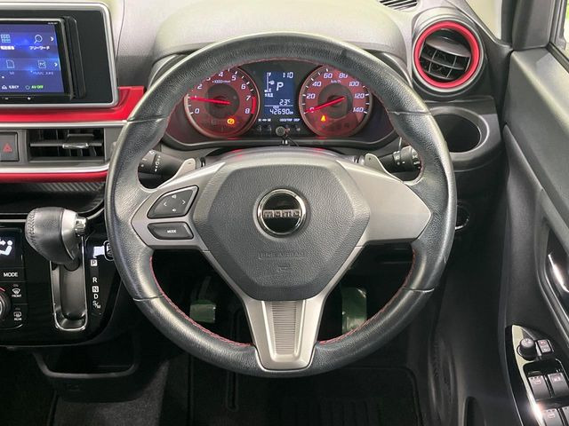 インテリアに合わせたデザインのステアリングは、運転される方のことも考え、運転しやすい形状、大きさです。是非一度、実際に触ってお確かめください。