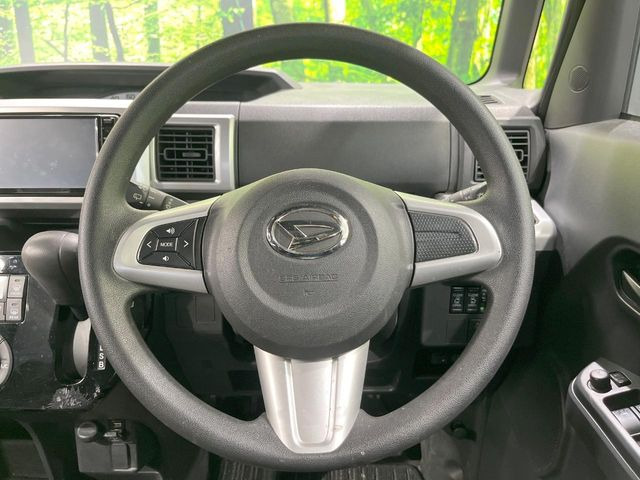 インテリアに合わせたデザインのステアリングは、運転される方のことも考え、運転しやすい形状、大きさです。是非一度、実際に触ってお確かめください。